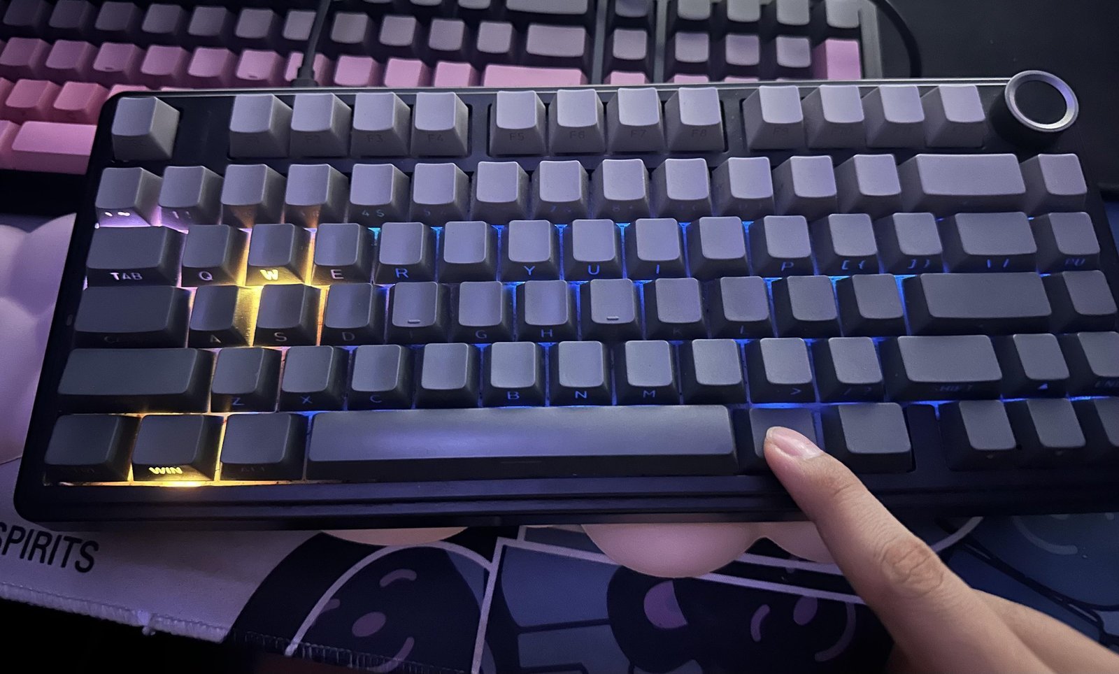 The Aula F75 keyboard showing status lights during the connection reset process.