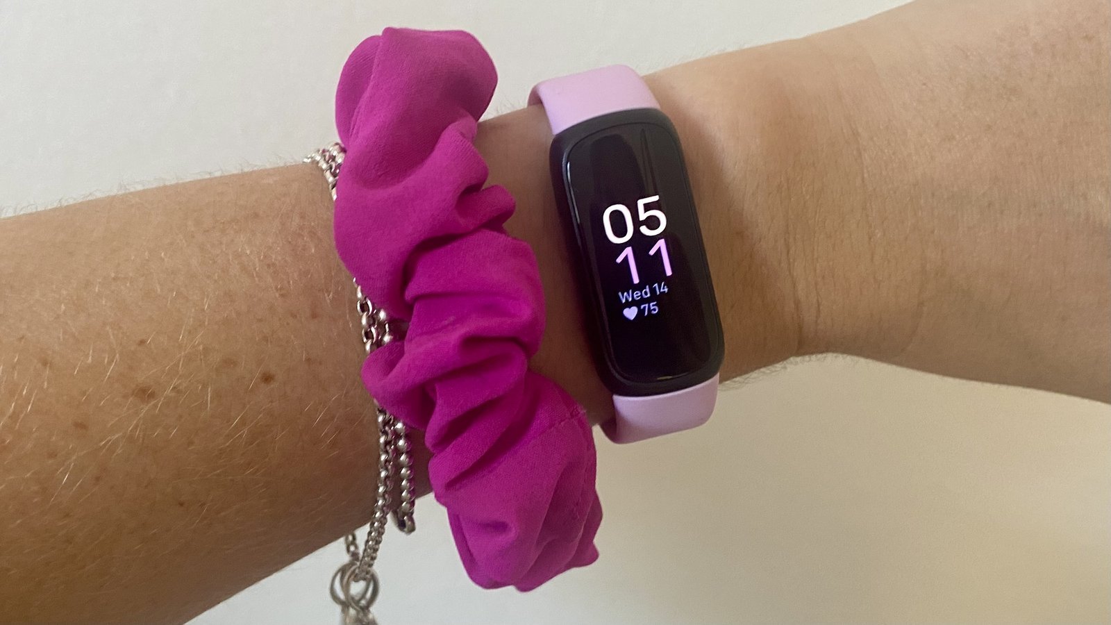 A fitness tracker displaying the correct time after a successful sync process.
